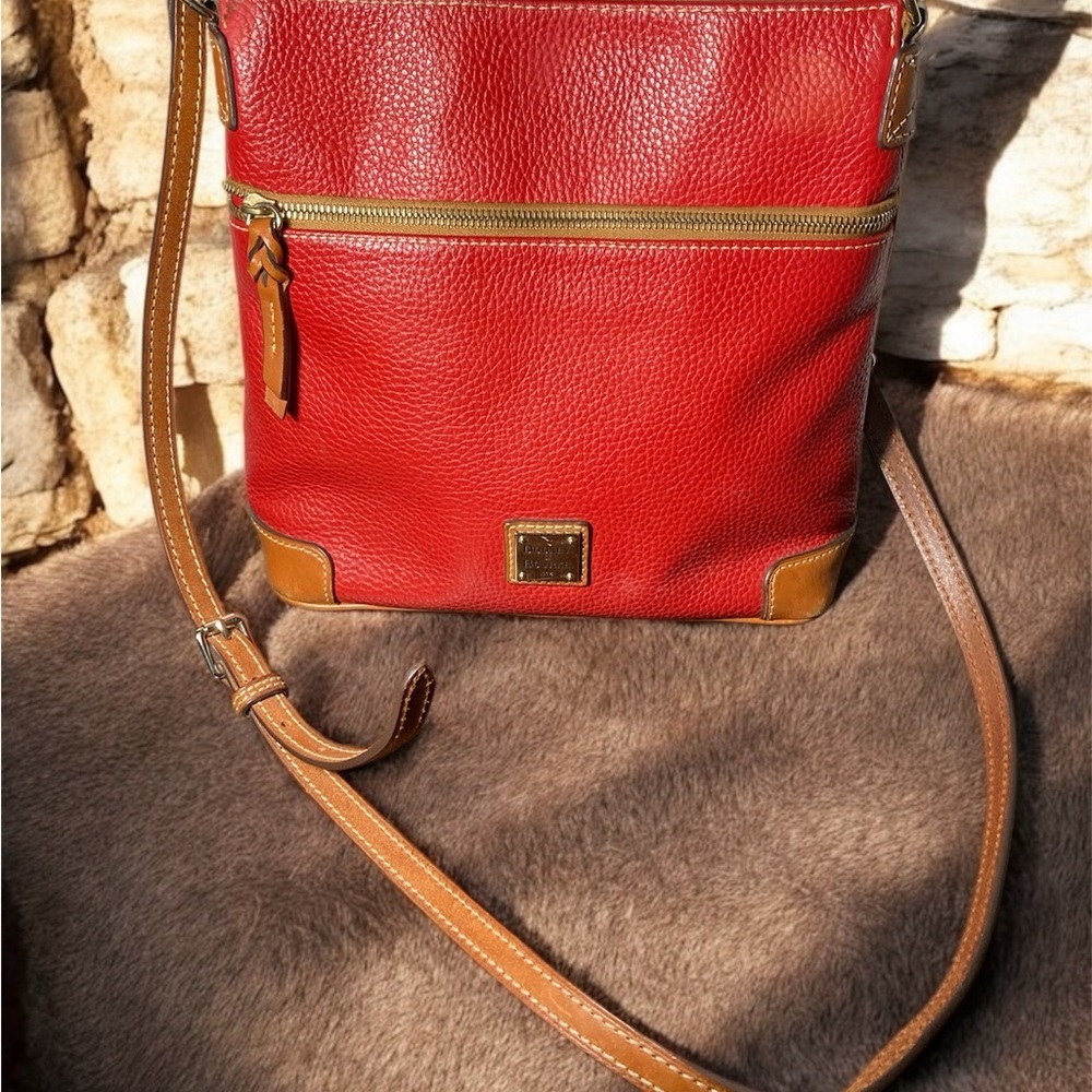 DOONEY & BOURKE LEATHER RED CROSSBODY SHOULDERBAG